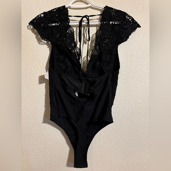 The Alandra Cap-Sleeve Lace Bodysuit - Picture 5 of 11